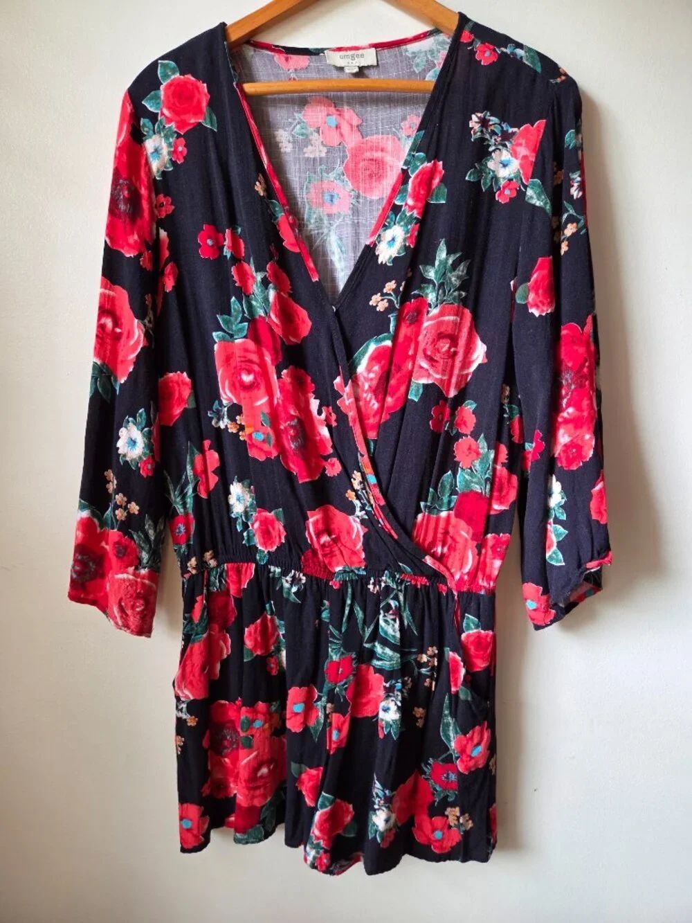 UMGEE FLORAL ROSE PRINT SURPLICE NECK ROMPER SIZE L